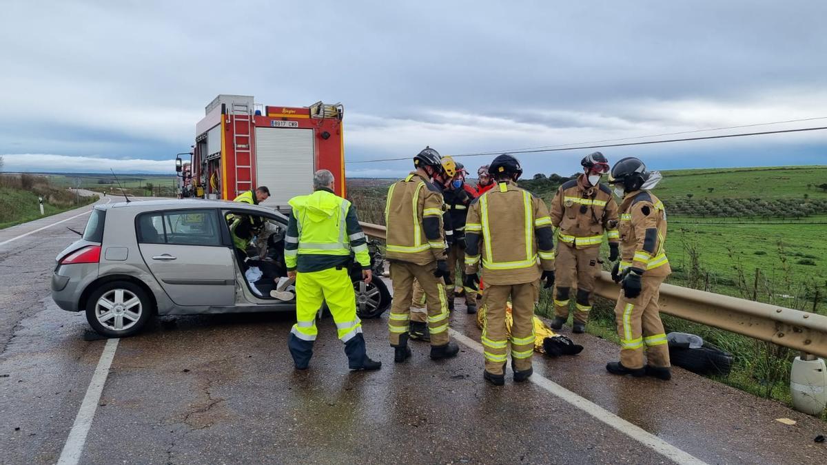 Accidente en la carretera de Olivenza con la actuación de los bomberos este mediodía.