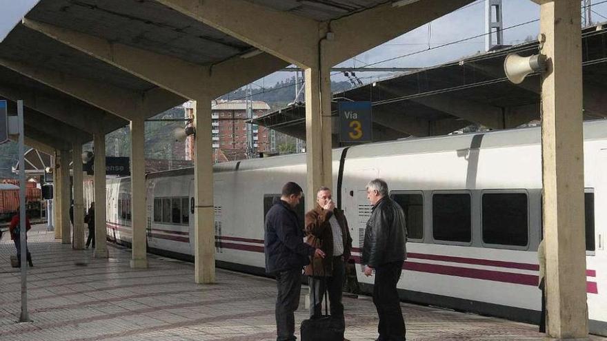 Llegada del tren Avant a la estación Empalme de Ourense.