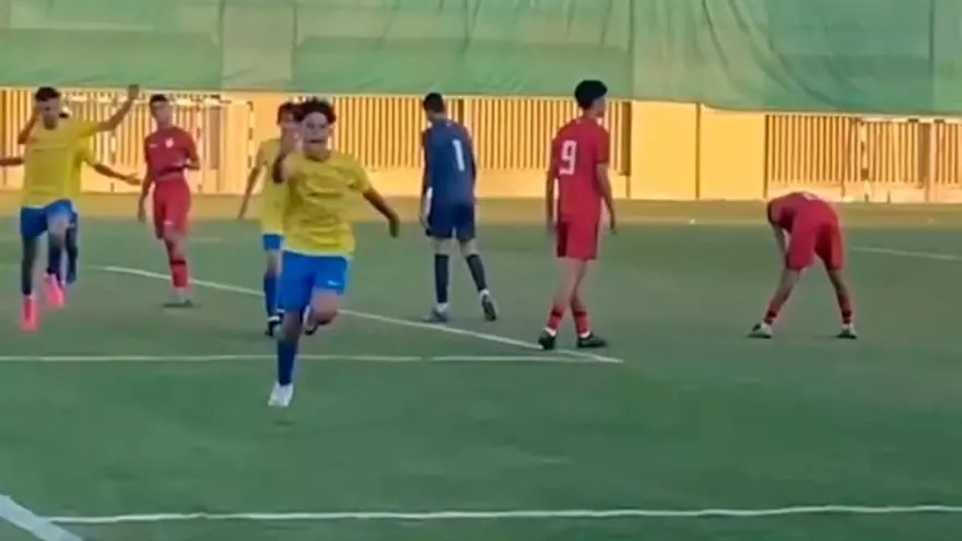 ¿Se parece al padre? Así marca el hijo de Cristiano Ronaldo... ¡Eso sí salta igual!