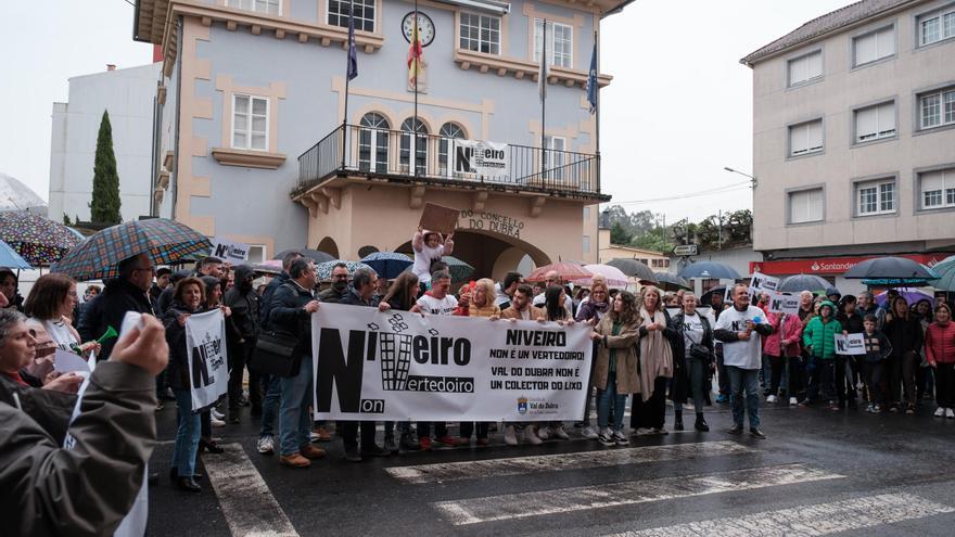 O rexeitamento a un vertedoiro en Niveiro enche a capital de Val do Dubra co apoio do Concello de Trazo
