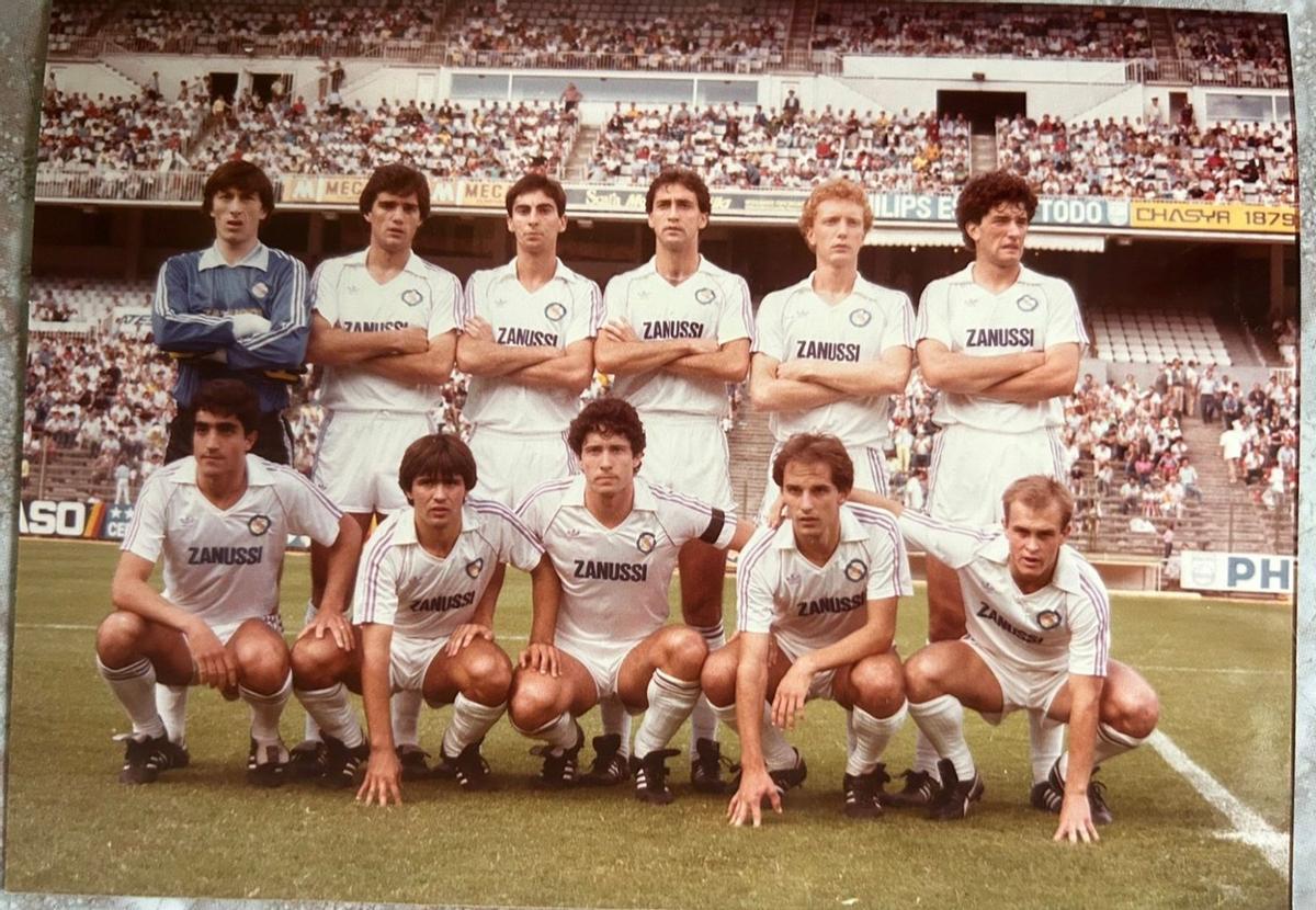 Julià, a baix al mig amb el braçalet de capità, amb el Madrid Castella al Bernabéu