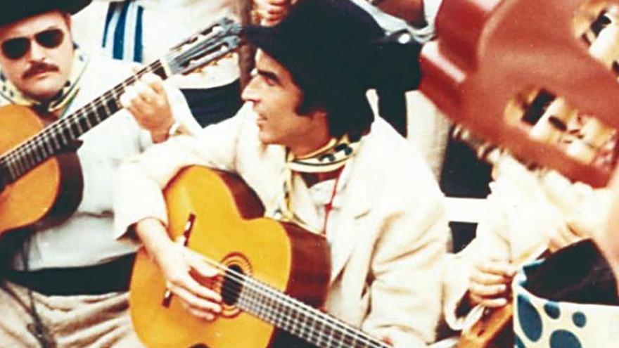 Enrique Núñez, en el centro, tocando la guitarra, el 18 de abril de 1978 en la Plaza Mayor de Madrid.