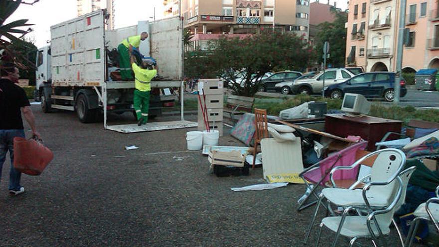 Una brigada de neteja recull les restes dels «indignats» de Girona