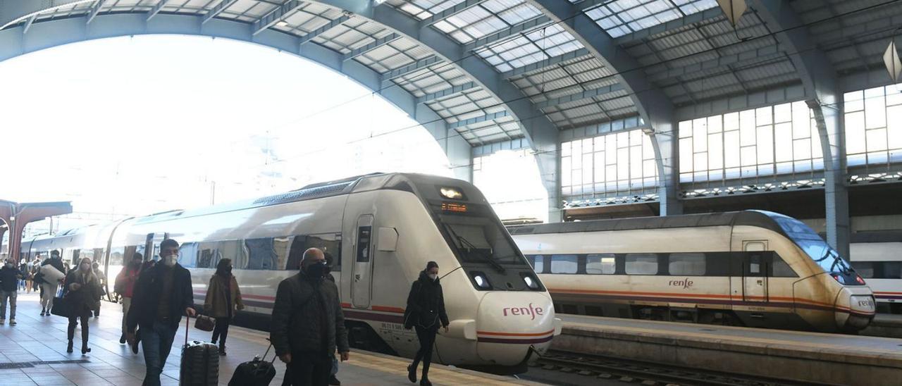 Pasajeros en la estación de tren de A Coruña. |   // ARCAY / ROLLER AGENCIA