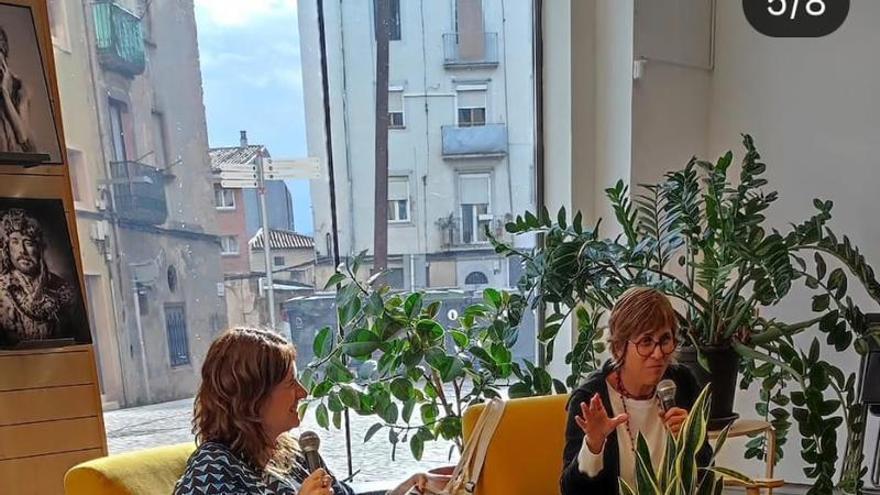 La popular presentadora Ariadna Oltra posa, a Manresa, Regió7 com exemple de periodisme de proximitat