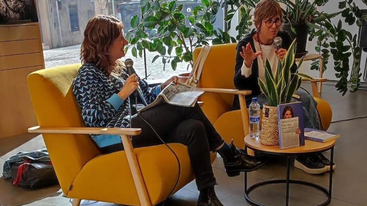 Ariadna Oltra, amb un exemplar de Regió7, i Anna Vilajosana