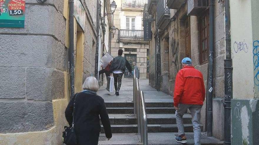 Vecinos en la calle Páxaro, una de las más conflictivas las noches del fin de semana. Ayer se celebró una reunión para intensificar los controles y reducir vandalismo y la delincuencia. // Iñaki Osorio
