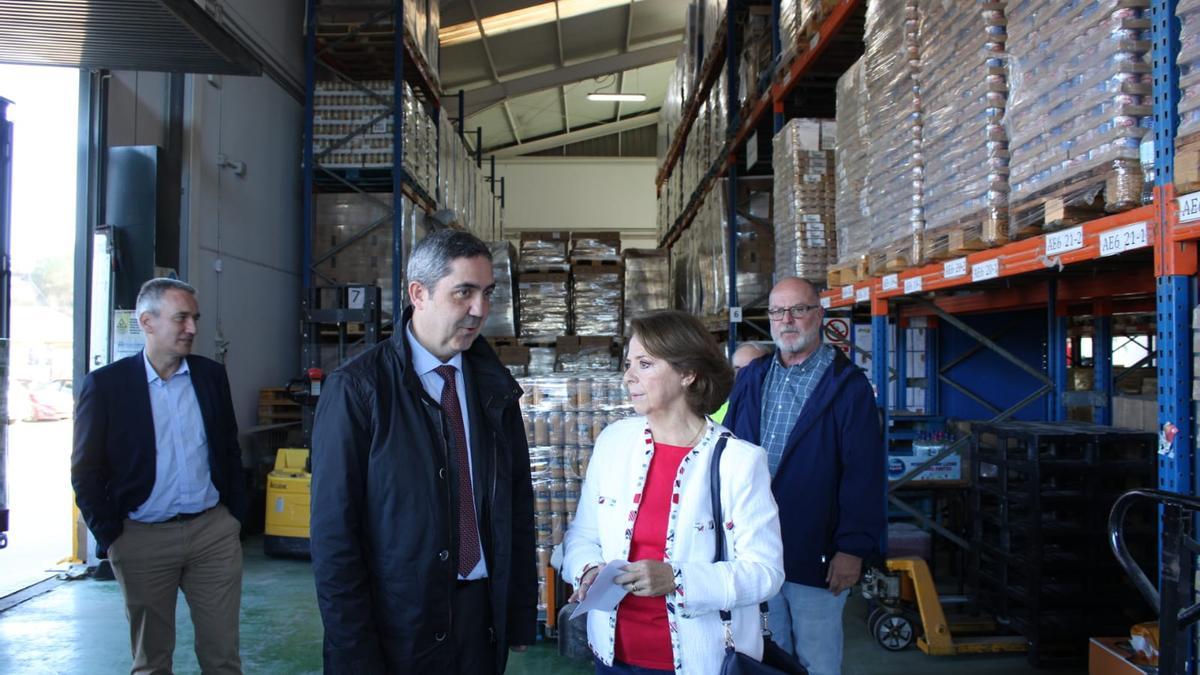 El subdelegado accidental del Gobierno en Málaga, Juan Pedro Carnero, y la vicepresidenta de Bancosol, María Victoria Ruiz, en la visita a las instalaciones del Banco de Alimentos (Bancosol).