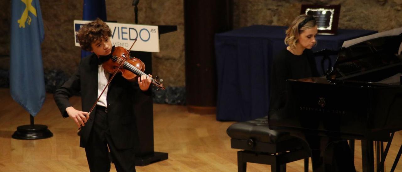El violinista Marcelo Re y la pianista Yelyzaveta Tomchuk, ayer, durante el concierto. | Cristina Velasco