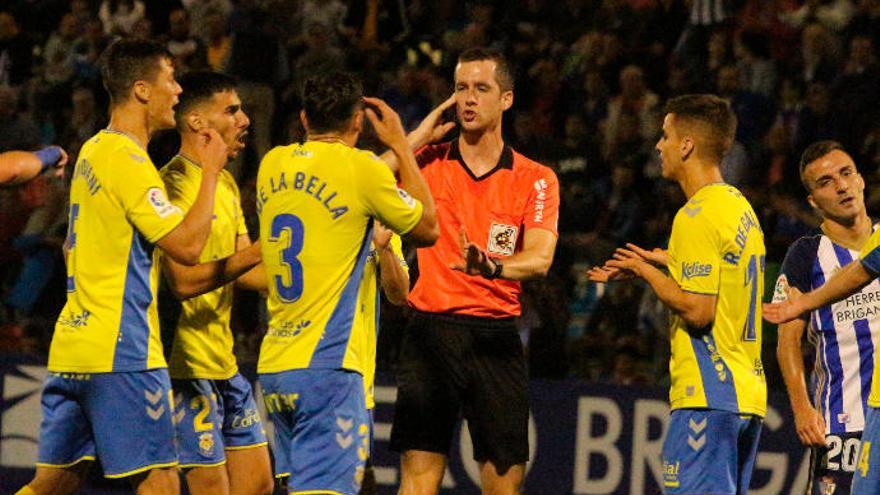 Alberto de la Bella no podía creer que Galech Apezteguía había señalado penalti por el roce del balón en su brazo.