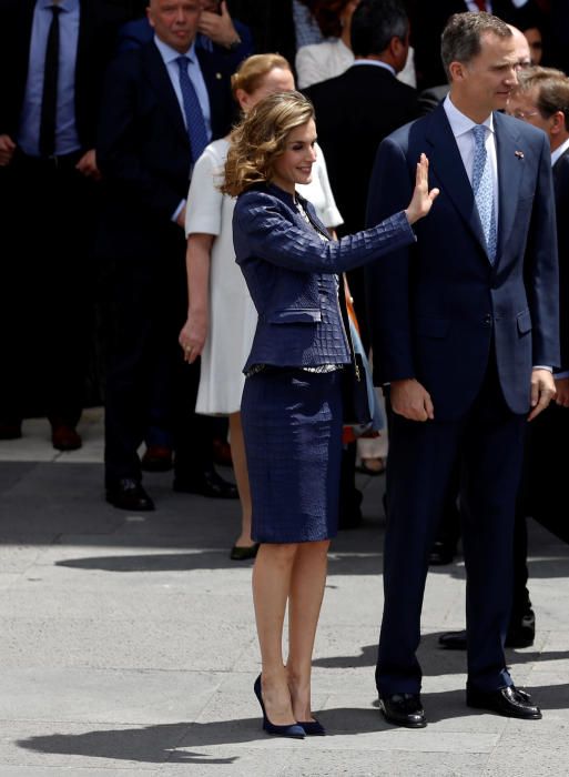 Spain's Queen Letizia waves to Dutch Princess ...