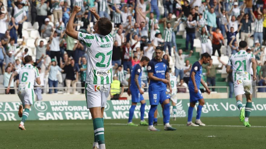 Matías Barboza celebra el gol de Kuki Zalazar ante el San Fernando.