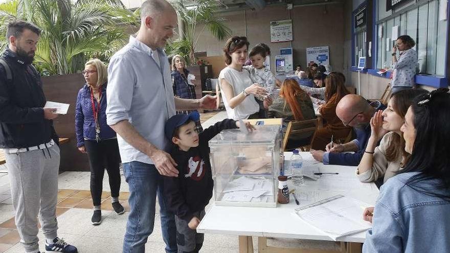 Votantes ayer en las mesas de Praza do Rei en Vigo. // Ricardo Grobas