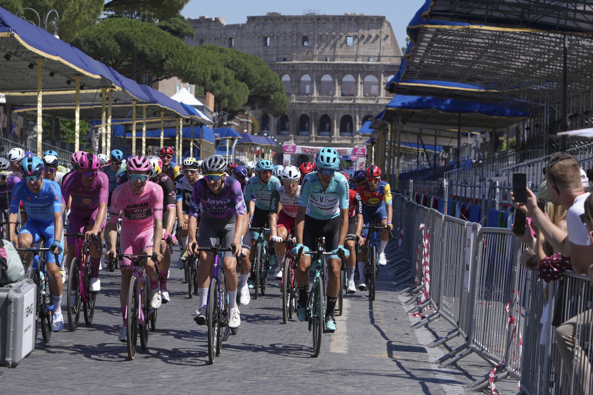 Britain's Simon Yates, in the pink jersey, leads the pack during the final stage of the Giro d'Italia cycling race, in Rome, Sunday, June 1, 2025 (AP Photo/Alessandra Tarantino)