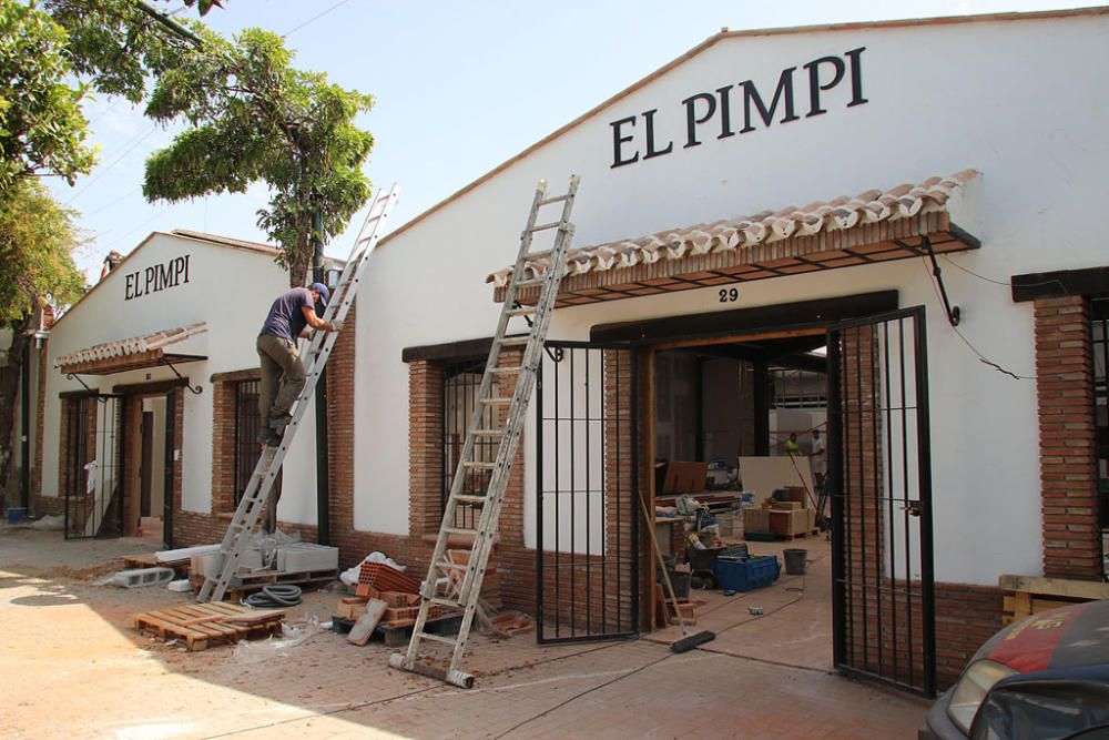 El Cortijo de Torres acelera los trabajos en casetas, calles y portada para ponerse a punto de cara al inicio de la semana de Feria.