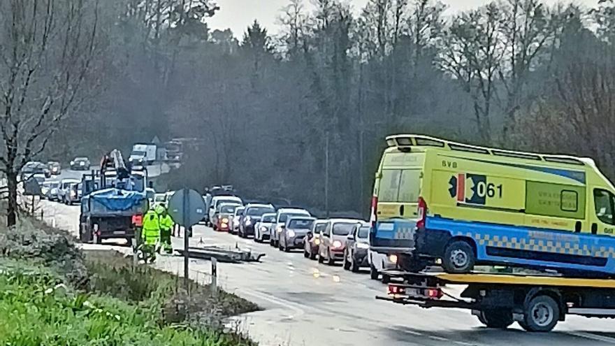 Seis vigas de hormigón caen de un camión en marcha en Ames