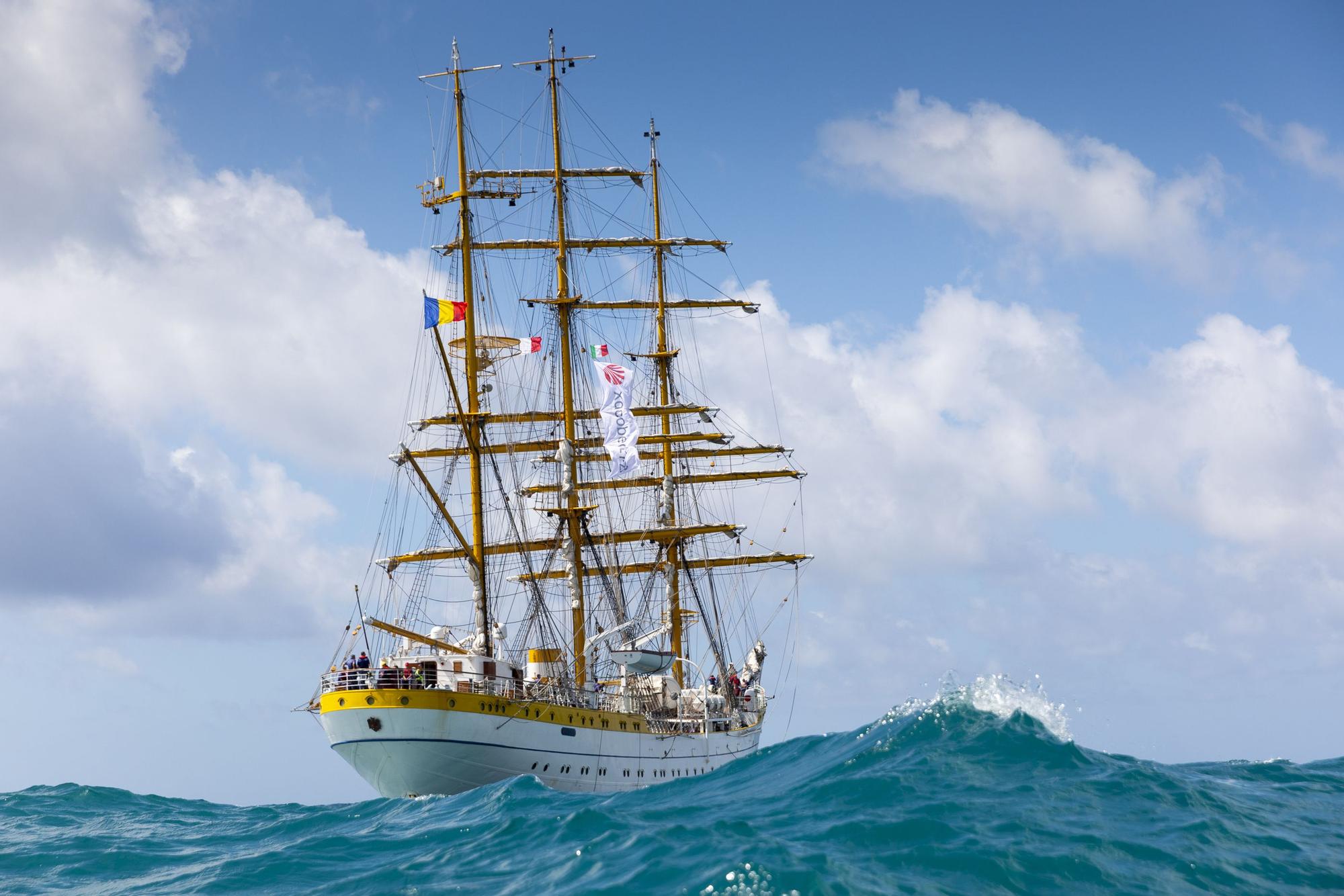 El rumano “Mircea” durante la salida en Génova.  Es uno de los once barcos, entre goletas, bergantines, pailebotes, carabelas y barcos de la Volvo Ocean Race que conforman la flota de la Iacobus Maris .