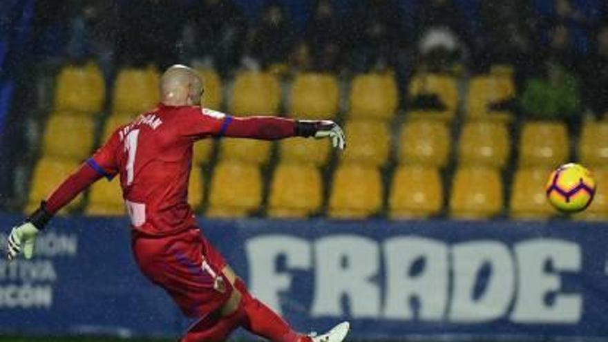 José Juan saca de puerta durante el duelo Alcorcón-Elche.