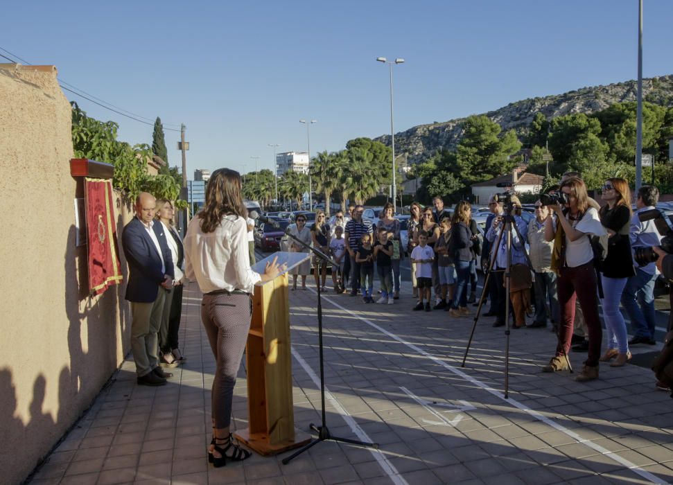 La gimnasta alicantina recibe el reconocimiento del Ayuntamiento por su trayectoria