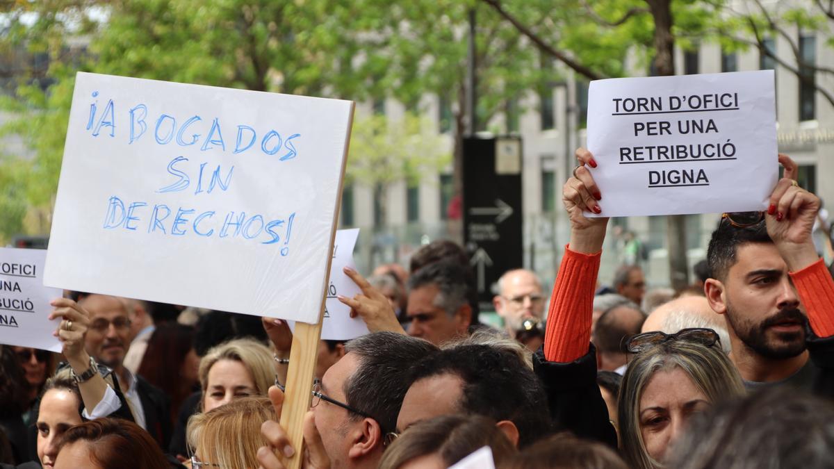 Advocats d'ofici, amb diversos cartells, concentrats a les portes de la Ciutat de la Justícia, a l'Hospitalet de Llobregat