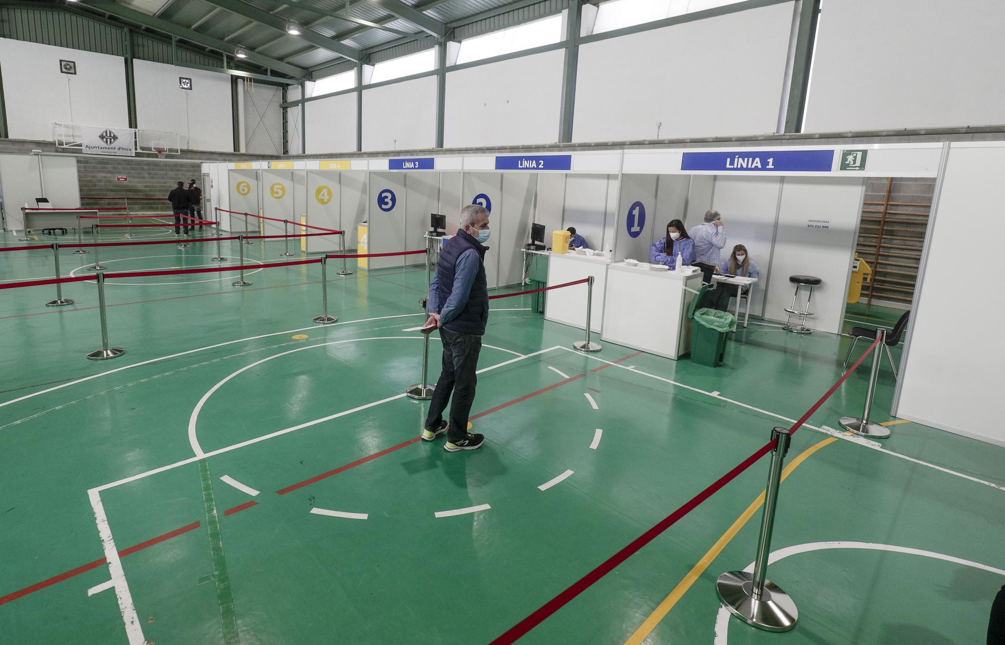 Francina Armengol visita el centro de vacunación ubicado en el polideportivo Mateu Cañellas de Inca