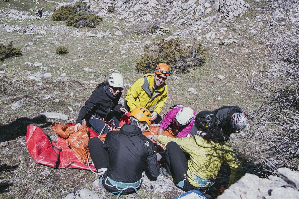 Estudiantes realizando simulacros de atención de emergencia en el exterior.