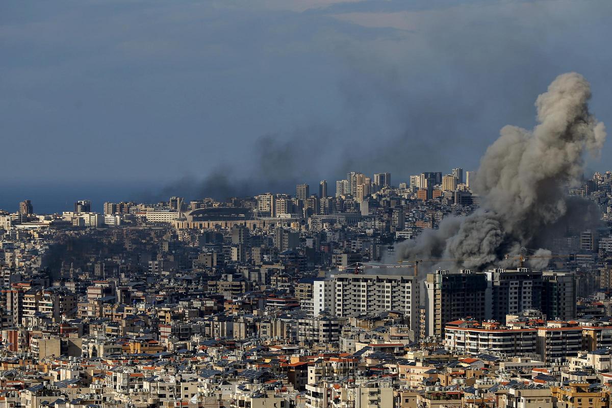 Columnas de humo en Beirut tras un ataque de Israel contra la capital libanesa.