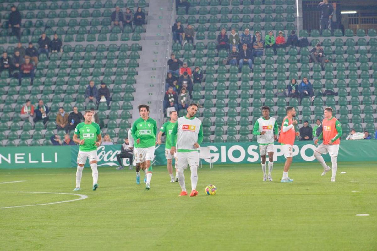 Los jugadores del Elche calientan sobre el césped del Martínez Valero antes de enfrentarse al Leeds United