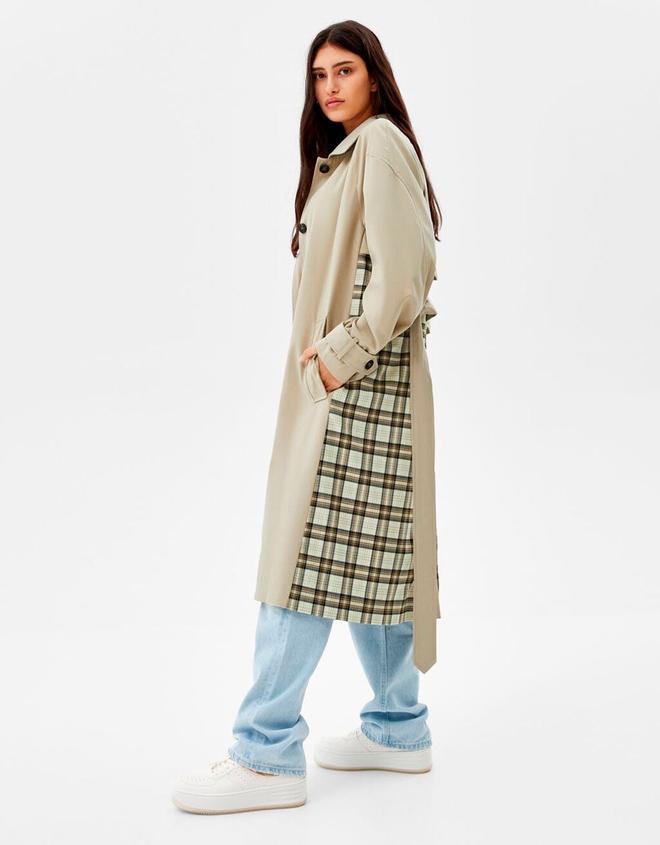 Gabardina con cuadros de Bershka (precio: 59,99 euros)