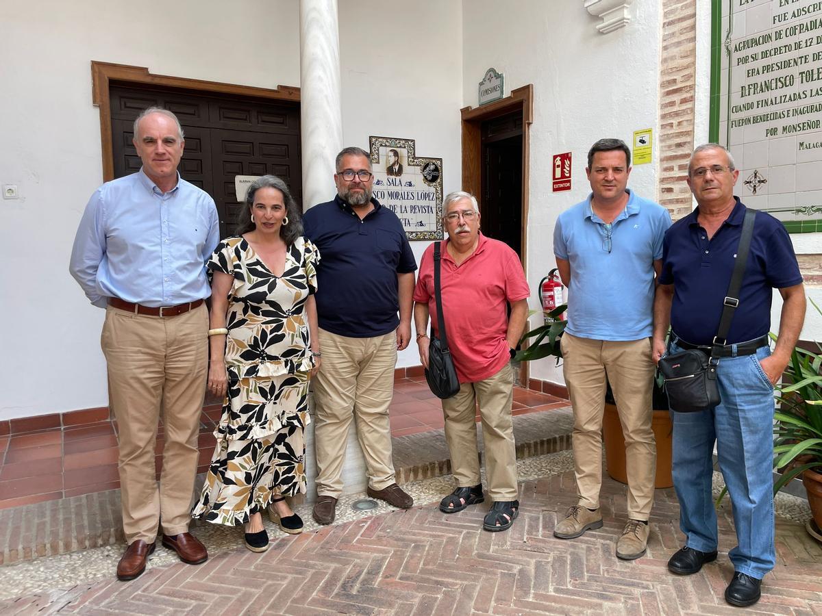 Un momento de la visita de los dirigentes de la Semana Santa de Crevillent a los responsables de la revista pasional de Málaga