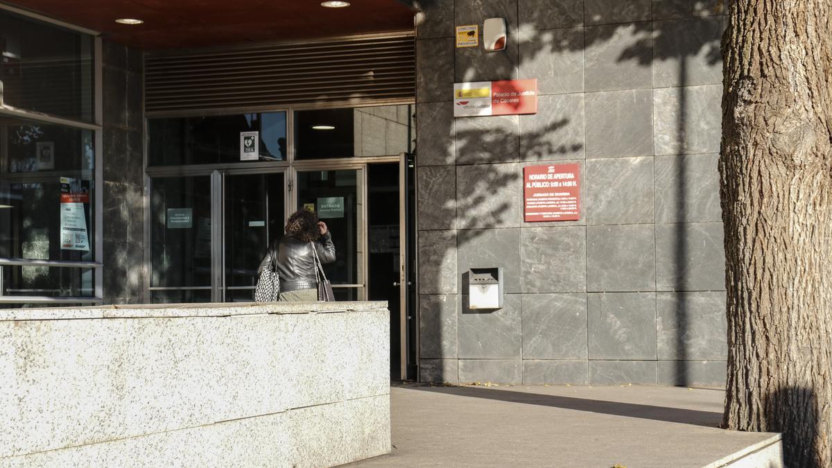 Entrada a la Audiencia Provincial de Cáceres.