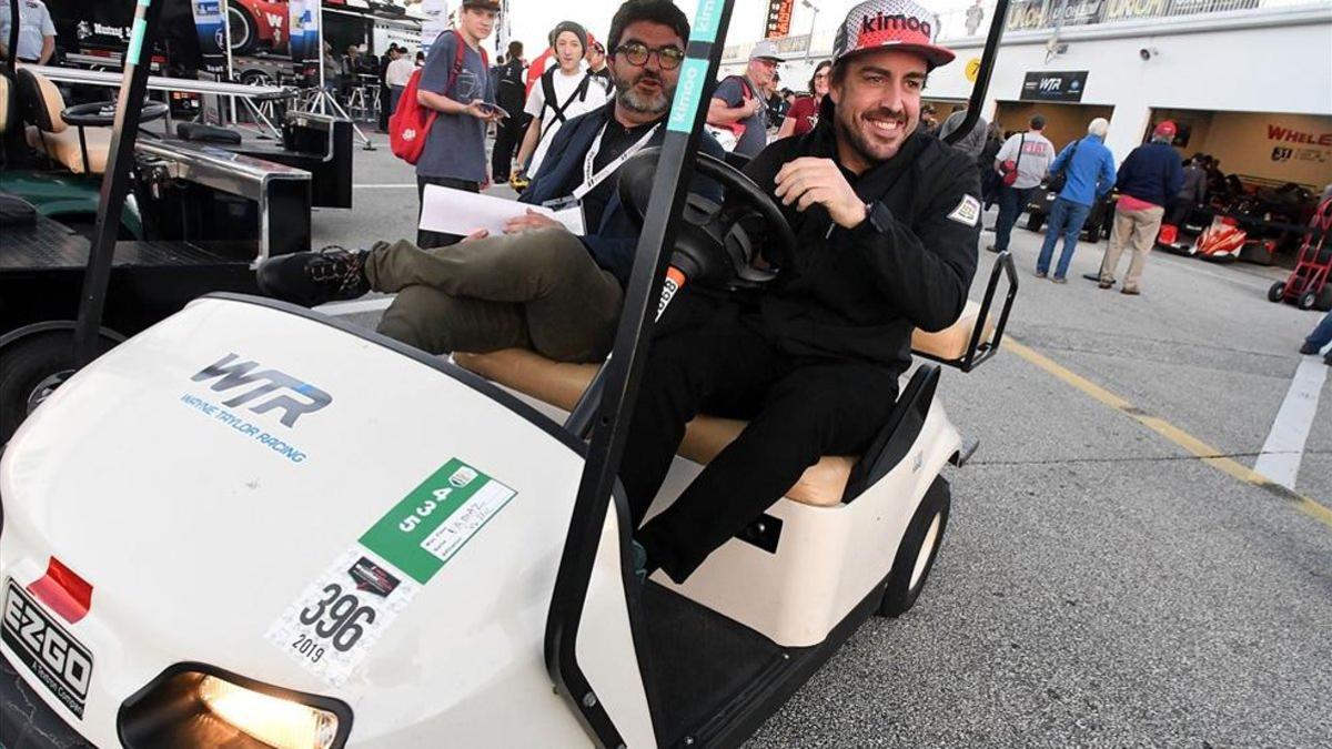 Alonso, la atracción en el paddock de Daytona