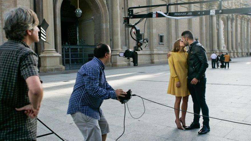 &quot;Bésate por Zaragoza&quot;, un &quot;flashmob&quot; como reclamo de las Fiestas del Pilar