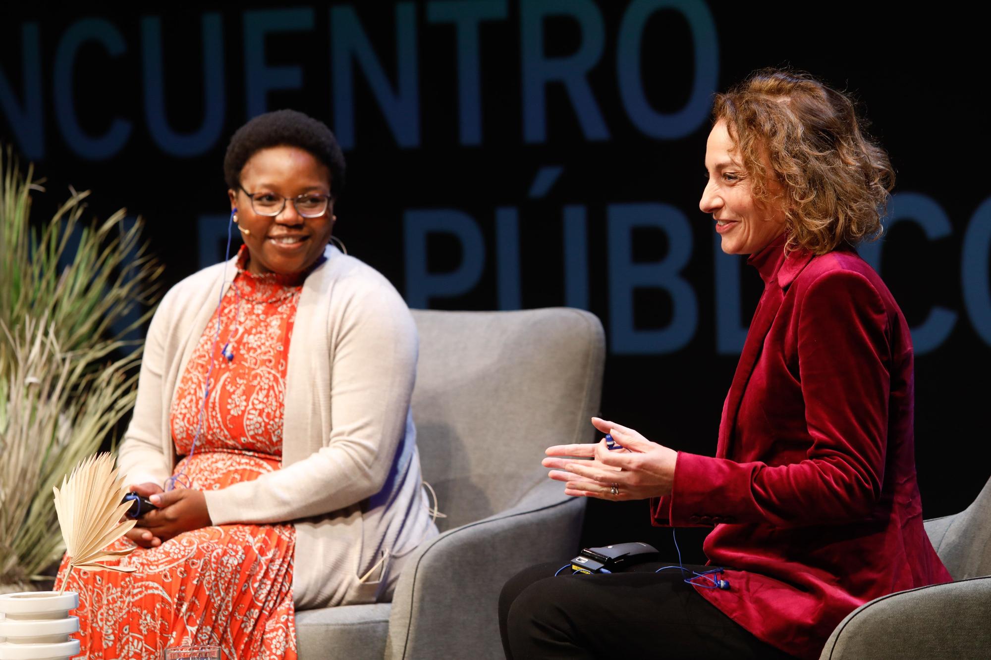 Lucas Lake y Fiona Mavhinga, de CAMFED, en el Palacio Valdés de Avilés: "Sólo puedes soñar cuando puedes estudiar"