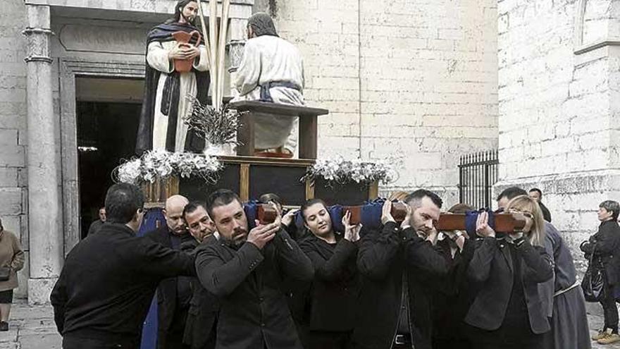 Las procesiones del Jueves Santo llenan las calles de gran solemnidad