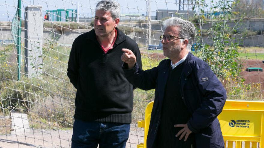 Manolo Márquez (i), en el Anexo de Siete Palmas, junto a Tonono, director de Formación y Captación.