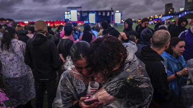 Assistents a la primera jornada del Primavera Sound, amb impermeables. | JORDI OTIX