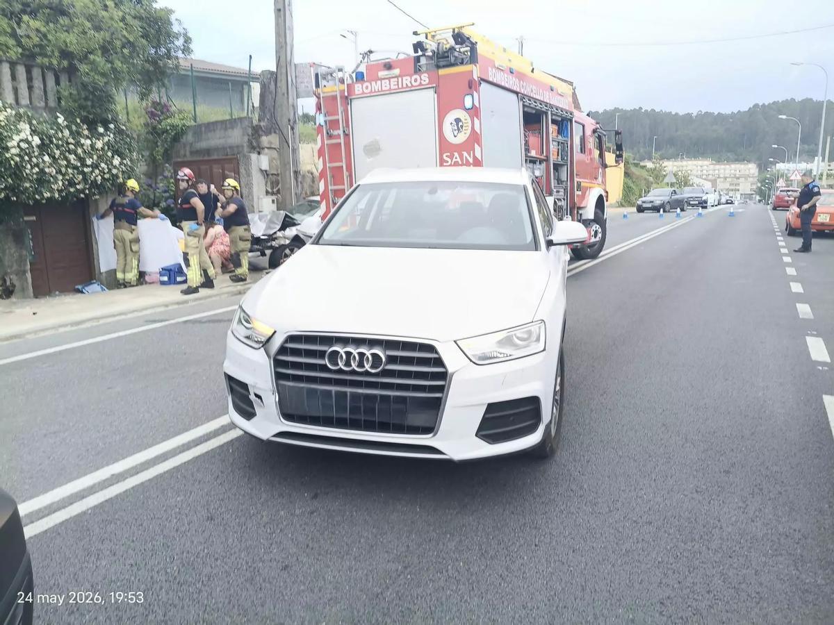 Uno de los coches implicados, con la carretera cortada