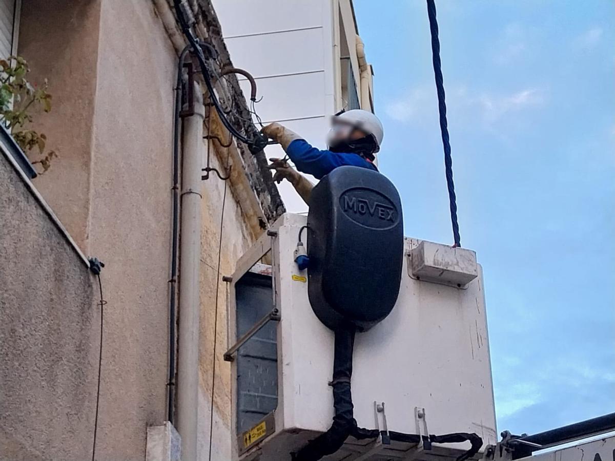 Un técnico corta el suministro de luz a una finca ocupada, que lo tenía pinchado