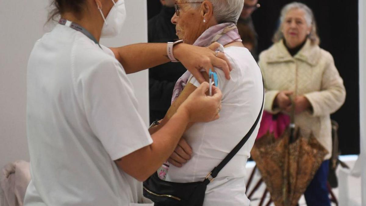 Una mujer recibe la vacuna de refuerzo contra el covid