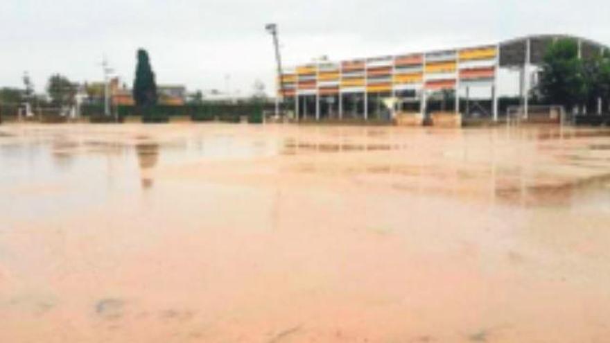 La terra de Vinalesa es va convertir en fang altra vegada... i ningú posa remei