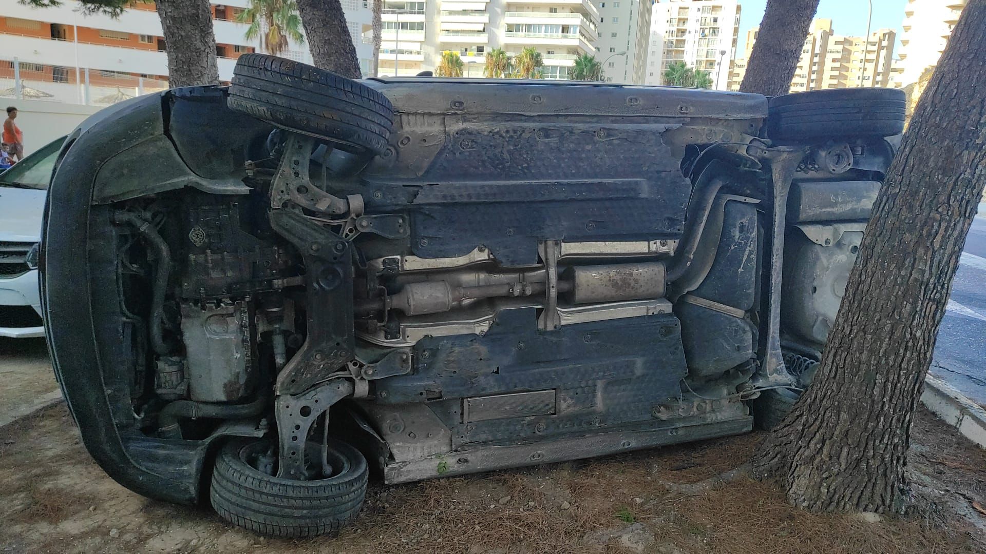 Espectacular vuelco en Cullera de un coche con cinco personas en su interior