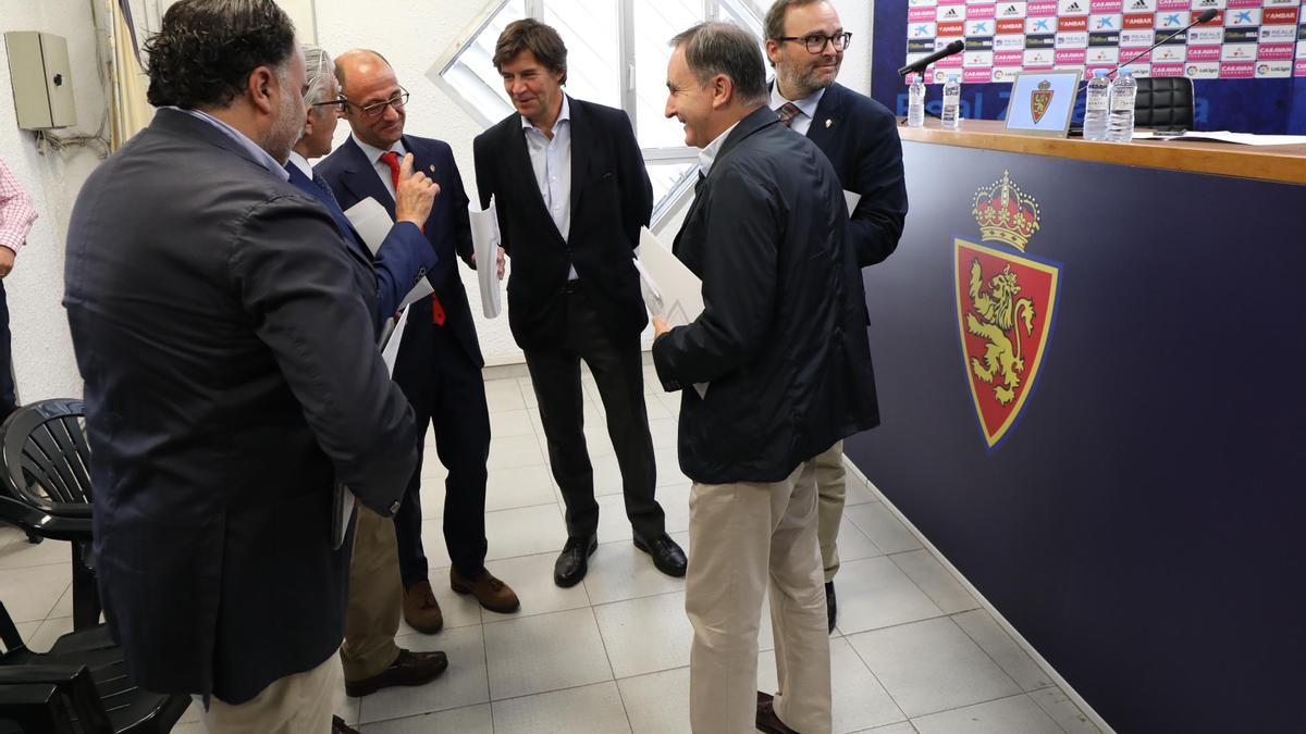 Yarza López-Madrazo, Yarza Mompeón, Rodrigo, Uguet, Sainz de Varanda e Iribarren, tras un acto en la sala de prensa de La Romareda.