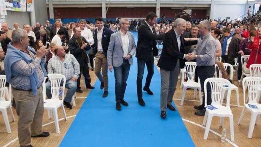 Un millar de personas asistió al mitin del PP de A Estrada, en el que intervinieron Louzao, Rueda, López y Conde. // Bernabé / Cris M.V.