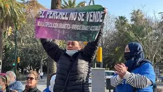 Los vecinos de El Perchel se concentran a las puertas del Ayuntamiento de Málaga