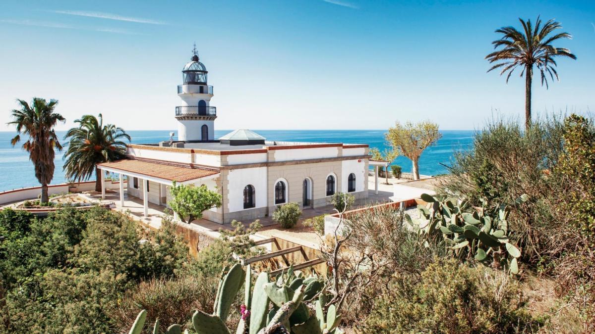 Vista al Faro de Calella y, de fondo, el mar.