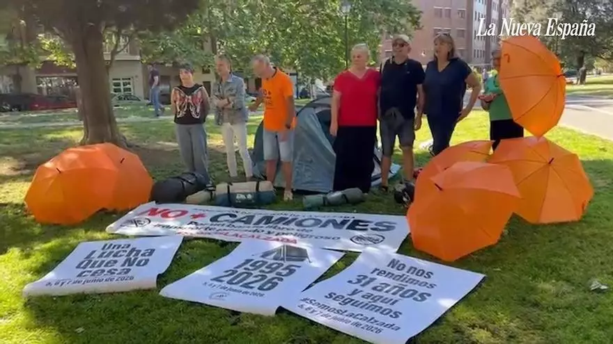 VÍDEO: Los vecinos de La Calzada, con todo preparado para la acampada contra el tráfico pesado en Príncipe de Asturias