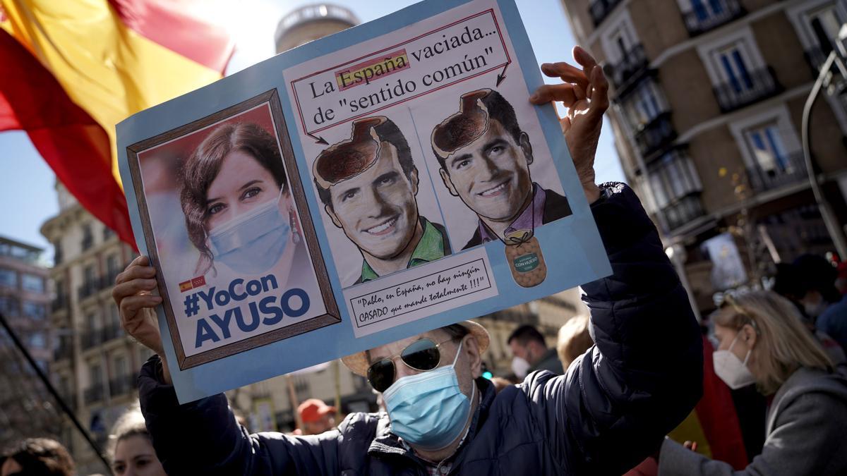 Miles de manifestantes cortan la calle Génova al grito de “Casado dimisión”