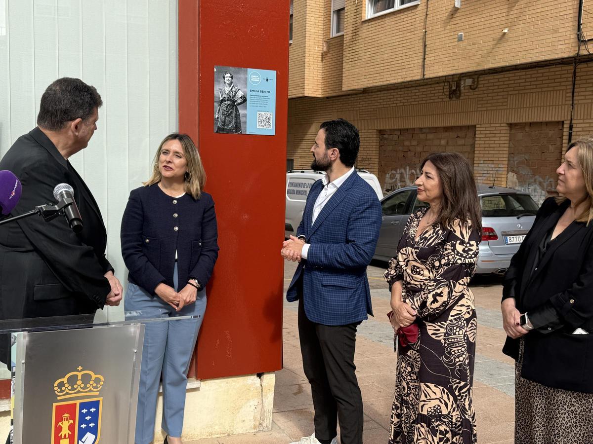 Descubrimiento de la placa en honor a la figura de la cantaora Emilia Benito.