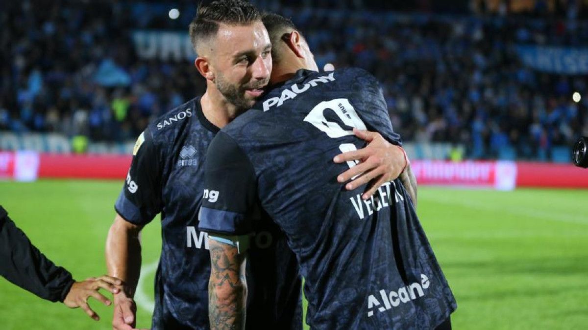 Los jugadores del Belgrano se abrazan para celebrar su victoria